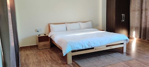 Standard Room | Desk