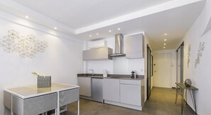 Fridge, microwave, dishwasher, coffee/tea maker - CIOLLI (Cannes)