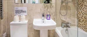 Dusche, Haartrockner, Handtücher, Shampoo