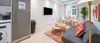 Modern 1 Bed 1 Bath APT in Aldershot with Parking