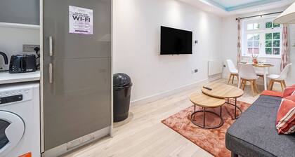 Stylish 1 Bed Flat | Pet-Friendly & Near Station