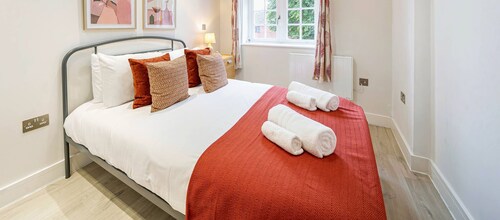 Stylish 1 Bed Flat | Pet-Friendly & Near Station