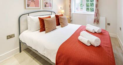 Stylish 1 Bed Flat | Pet-Friendly & Near Station