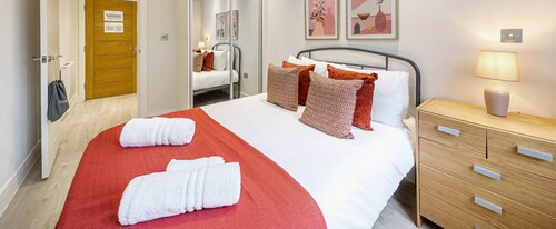 Stylish 1 Bed Flat | Pet-Friendly & Near Station