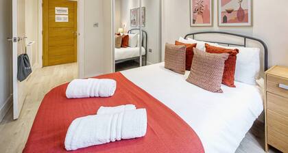 Stylish 1 Bed Flat | Pet-Friendly & Near Station