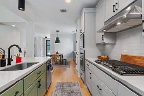 ثلاجة، ميكروويف، فرن، موقد طهي مسطح