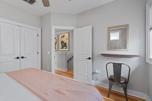 4 Schlafzimmer, Schreibtisch, Bügeleisen/Bügelbrett, Reisekinderbett