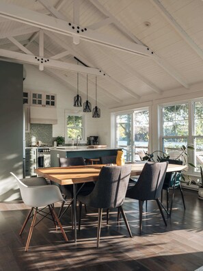 Dining - The Owl's Nest - Lakeside peacefulness, ski & hiking (Mansonville)