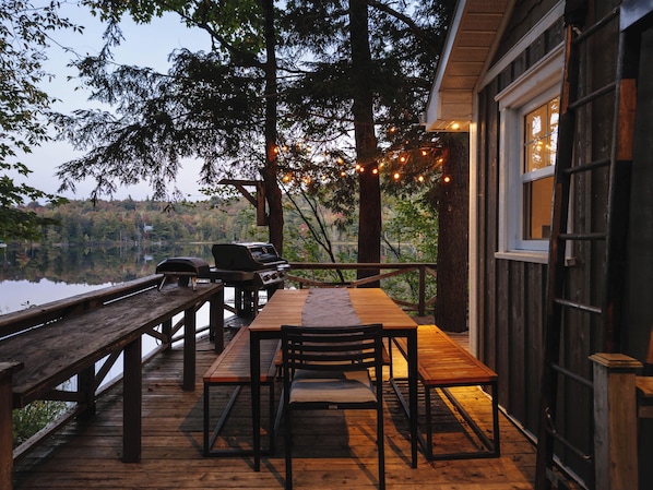 Outdoor dining - The Owl's Nest - Lakeside peacefulness, ski & hiking (Mansonville)