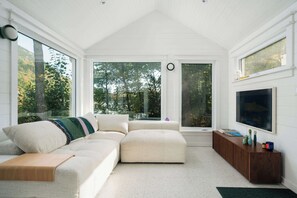 TV, fireplace, offices - The Owl's Nest - Lakeside peacefulness, ski & hiking (Mansonville)