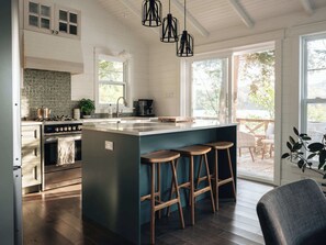 Fridge, microwave, oven, stovetop - The Owl's Nest - Lakeside peacefulness, ski & hiking (Mansonville)