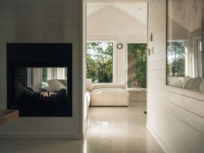 Interior - The Owl's Nest - Lakeside peacefulness, ski & hiking (Mansonville)