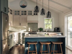 Fridge, microwave, oven, stovetop - The Owl's Nest - Lakeside peacefulness, ski & hiking (Mansonville)