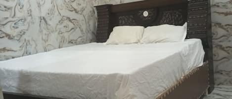 Standaard kamer, 1 kingsize bed, balkon, uitzicht op stad | Een bureau, gratis wifi
