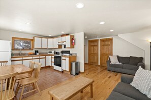 Smart TV, books - Tumble Inn - Cozy Retreat in the Heart of Ouray-Theater Room! (Ouray)