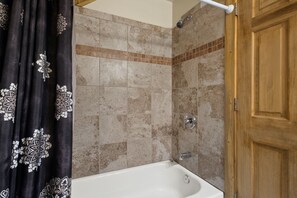 Hårtork och handdukar