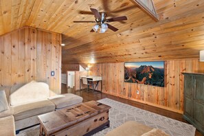 Smart TV, books - Tumble Inn - Cozy Retreat in the Heart of Ouray-Theater Room! (Ouray)