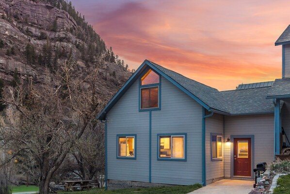 Exterior - Tumble Inn - Cozy Retreat in the Heart of Ouray-Theater Room! (Ouray)