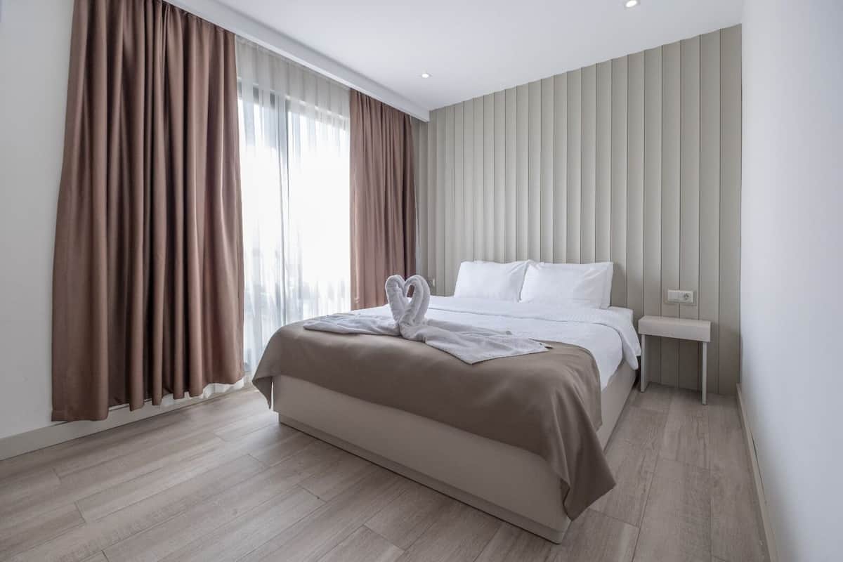 Egyptian cotton sheets, premium bedding, minibar, in-room safe
