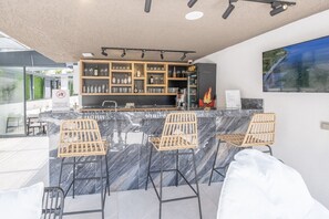 Swim-up bar
