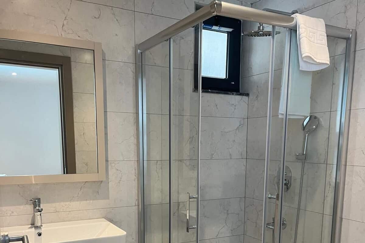 Shower, hair dryer, bathrobes, slippers