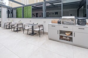 Een 32-inch smart-tv met satellietzenders, Netflix en streamingdiensten