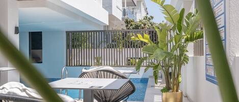 TV connectée de 32 pouces avec chaînes par satellite, Netflix