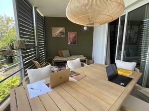 Outdoor dining - Charming 4* apartment 300 m from the lagoon, ideal for families, sea view (Saint-Paul)