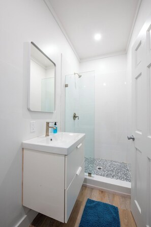Shower, hair dryer, towels - Brand New Stylish Apartment, Pool and Beach Access, Short Walk to Town (Governors Harbour)