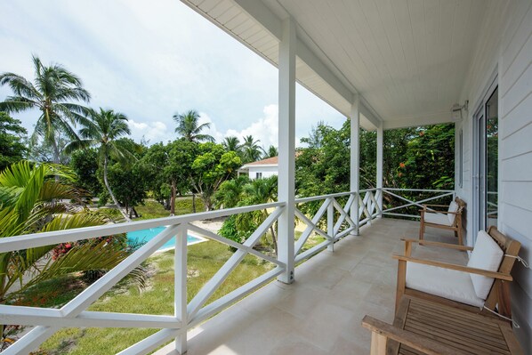 Property grounds - Brand New Stylish Apartment, Pool and Beach Access, Short Walk to Town (Governors Harbour)