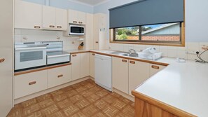 Microondas, horno, placa de cocina y lavavajillas