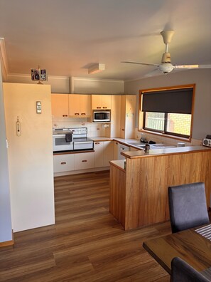 Micro-ondes, four, plaque de cuisson, lave-vaisselle