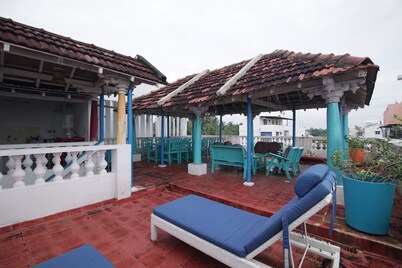 Holi-Wood Guesthouse