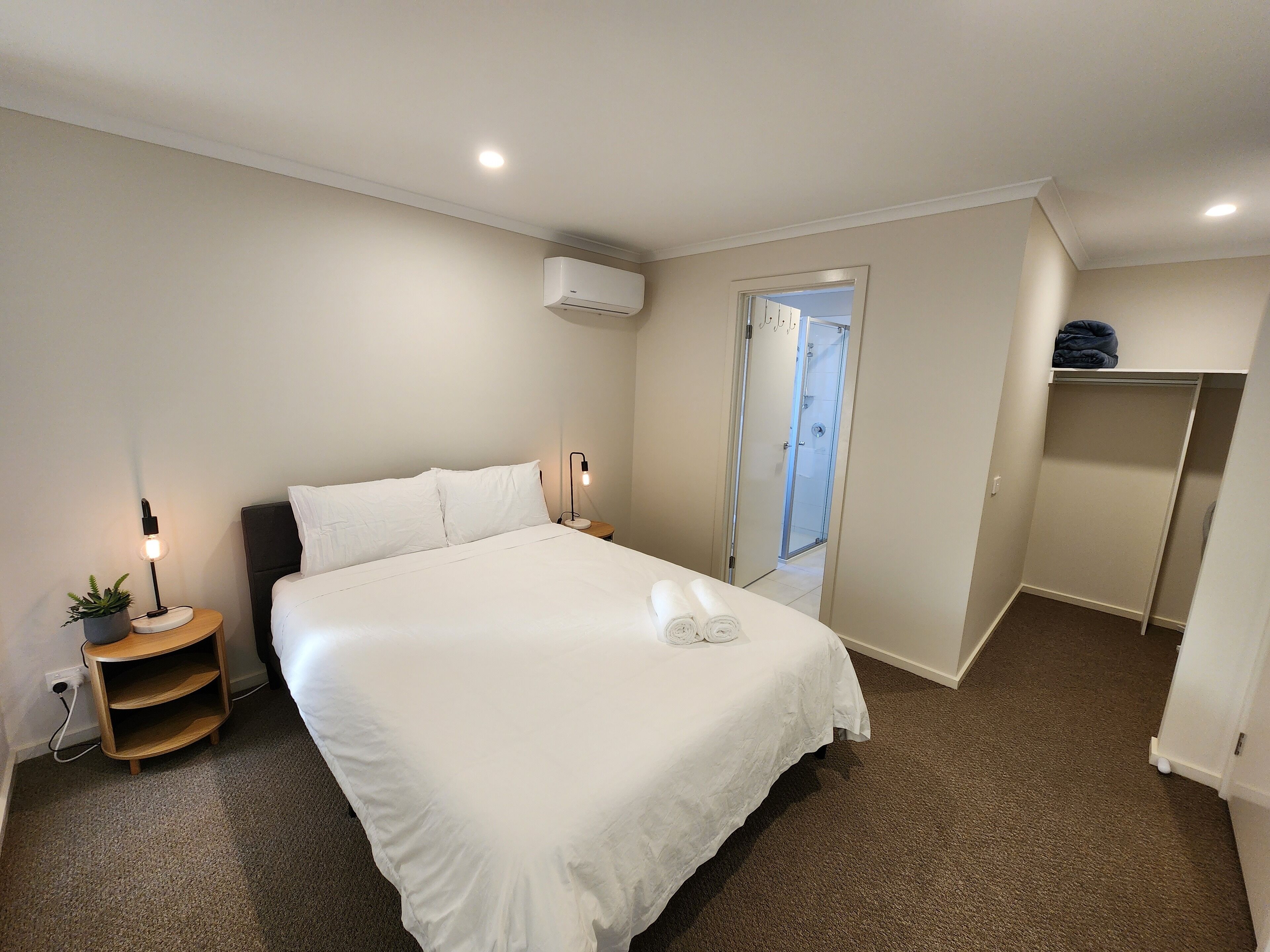 3 soverom, skrivebord, strykejern/-brett og reiseseng for barn