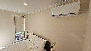 3 bedrooms, desk, iron/ironing board, travel cot - Getaway on Amaroo Way (Newborough)