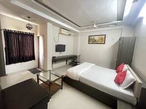 Dobbeltrom – deluxe, byutsikt | Wi-fi (inkludert) og sengetøy