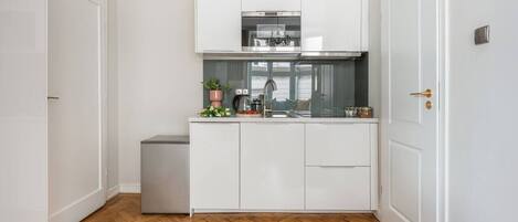 Frigorífico, microondas, placa de cocina y lavavajillas