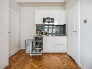Réfrigérateur, micro-ondes, plaque de cuisson, lave-vaisselle