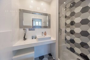 Shower, hair dryer, towels