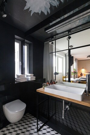 Sèche-cheveux, serviettes fournies