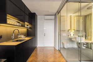 Secadora de cabello, toallas, jabón, papel de baño