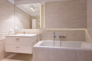 Sèche-cheveux, serviettes fournies