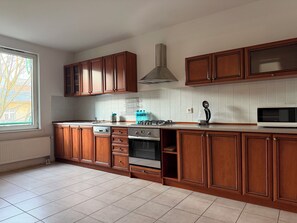 Refrigerador, parrilla de estufa, lavavajillas y tostadora 