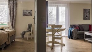 Una habitación con cama, una silla, una mesa y un sofá.