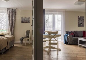 Une pièce comprenant un lit, une chaise, une table et un canapé.