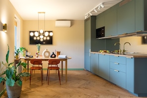 Fridge, stovetop, dishwasher