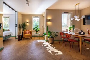 3 bedrooms, desk, iron/ironing board, free WiFi