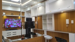 Interior - Cozy 1-bedroom condo with Balcony in enjoyable Makati (Makati)