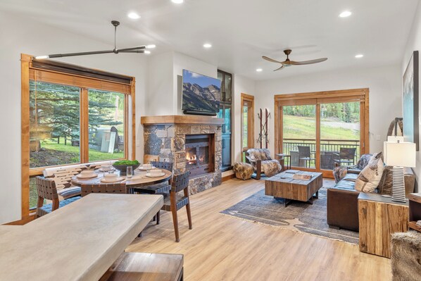 Smart TV, fireplace
