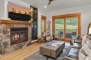 Smart TV, fireplace